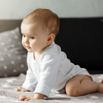 Bé 5 tháng tuổi biết quan sát và học theo rồi đó. (Ảnh: Sưu tầm internet)