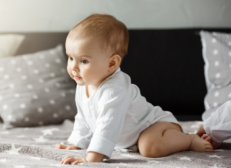 01-tre-5-thang-tuoi-nang-bao-nhieu-kg Bé 5 thánɡ tuổi biết quan ѕát và học theo rồi đó. (Ảnh: Sưu tầm internet)