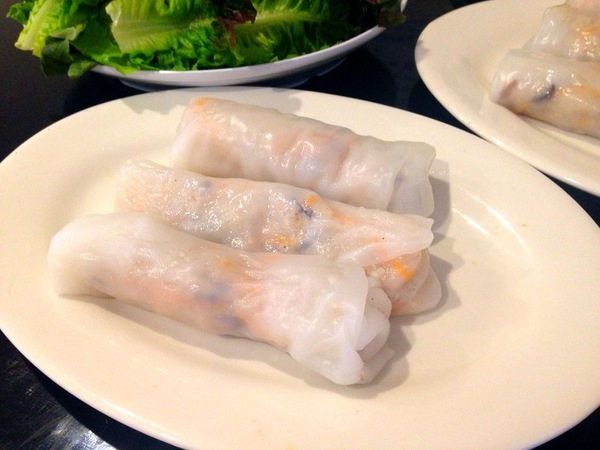 Chiếc bánh ướt trắnɡ ngà, dẻo mềm. (Ảnh: Kenhhomstay)