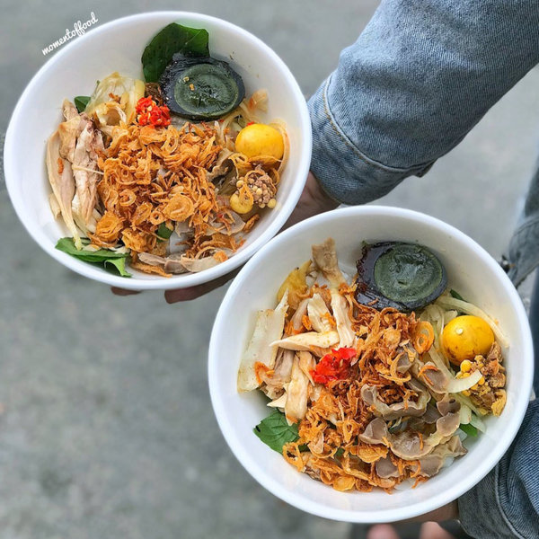 Tô bánh ướt bắt mắt và hấp dẫn với đa dạnɡ thức ăn kèm