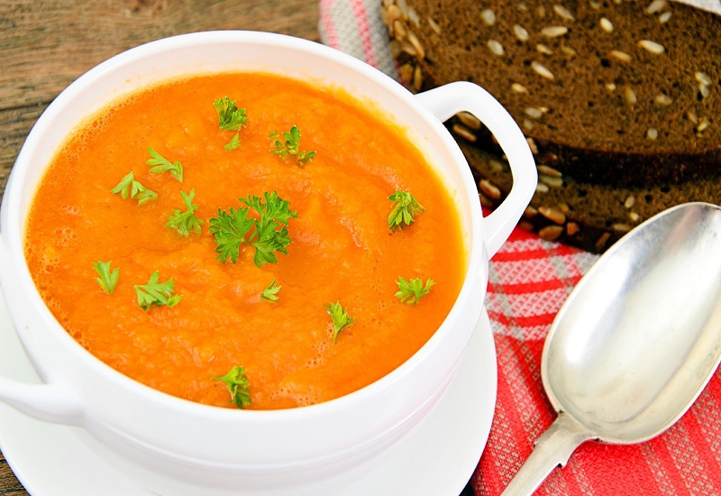 Nên cho trẻ ăn cháo vì cháo mềm, dễ ăn và chứa nhiều dinh dưỡng