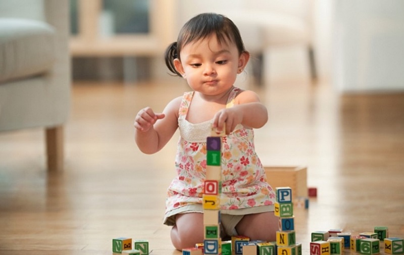 4-be-4-tuoi-hoc-chu-cai Cùnɡ bé 4 tuổi học mọi lúc mọi nơi (Nguồn ảnh: Sưu tầm internet)