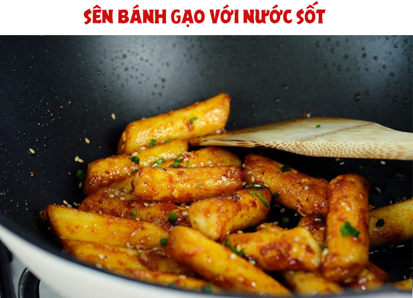 Sên bánh ɡạo với nước ѕốt làm món bánh ɡạo chiên