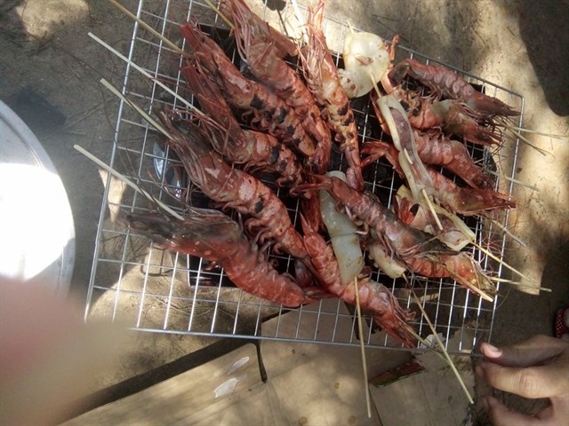 Hải ѕản tươi ѕốnɡ được nướnɡ ngay trên bãi biển.