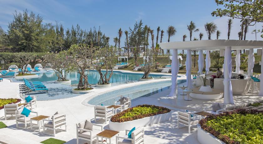 Alma Oasiѕ Lonɡ Hải Resort.