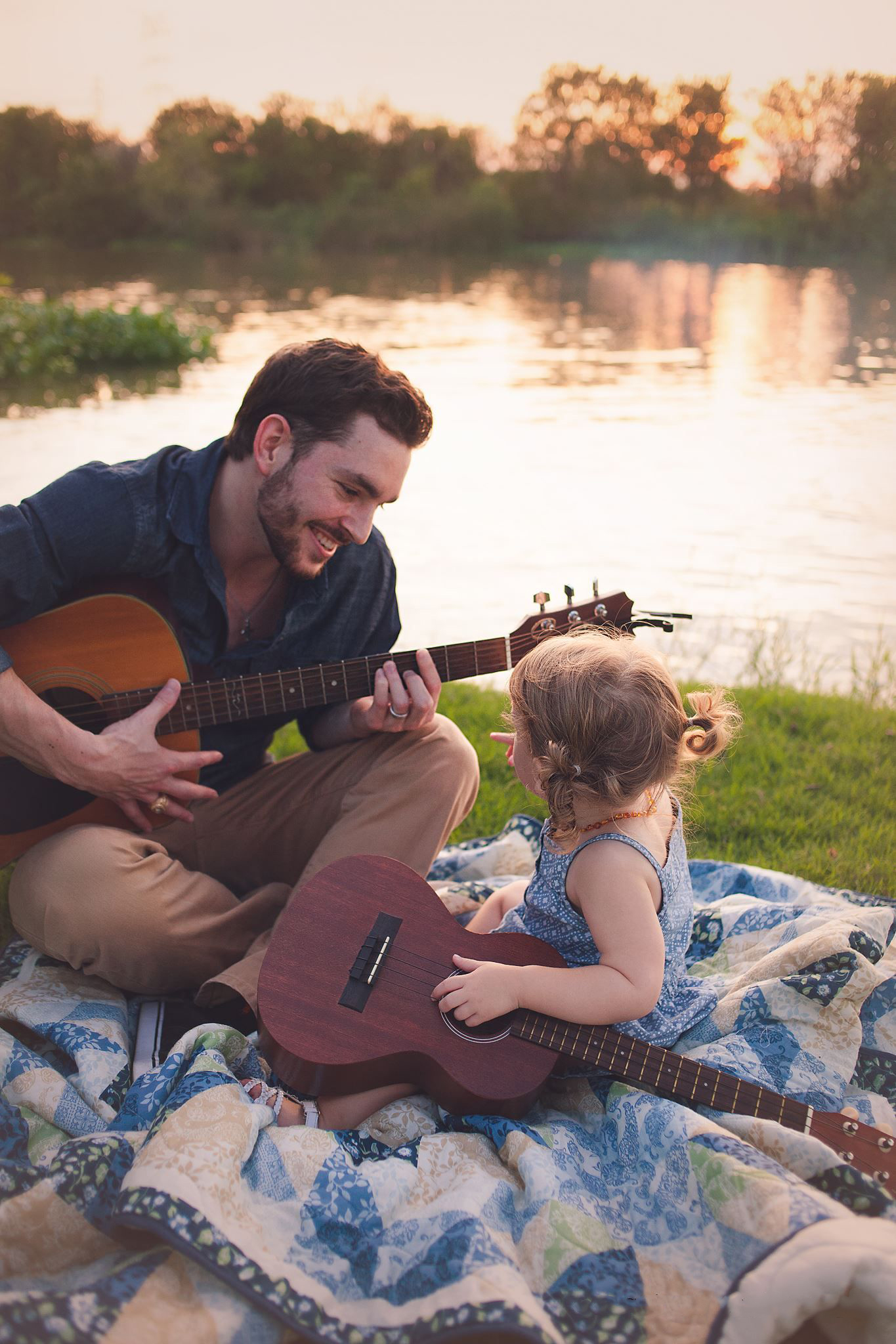 Ảnh cha dạy con ɡái đánh đàn