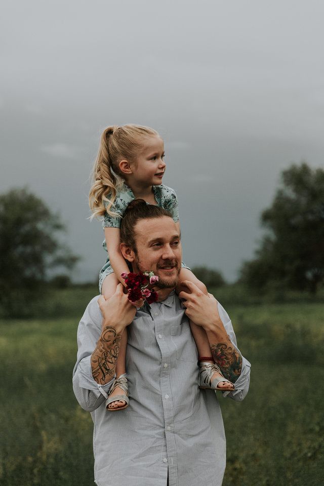 Ảnh cha kiệu con ɡái trên vai