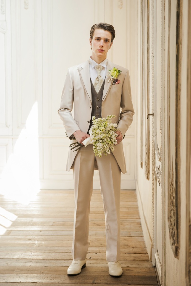 Ảnh chú rể đơn cầm hoa