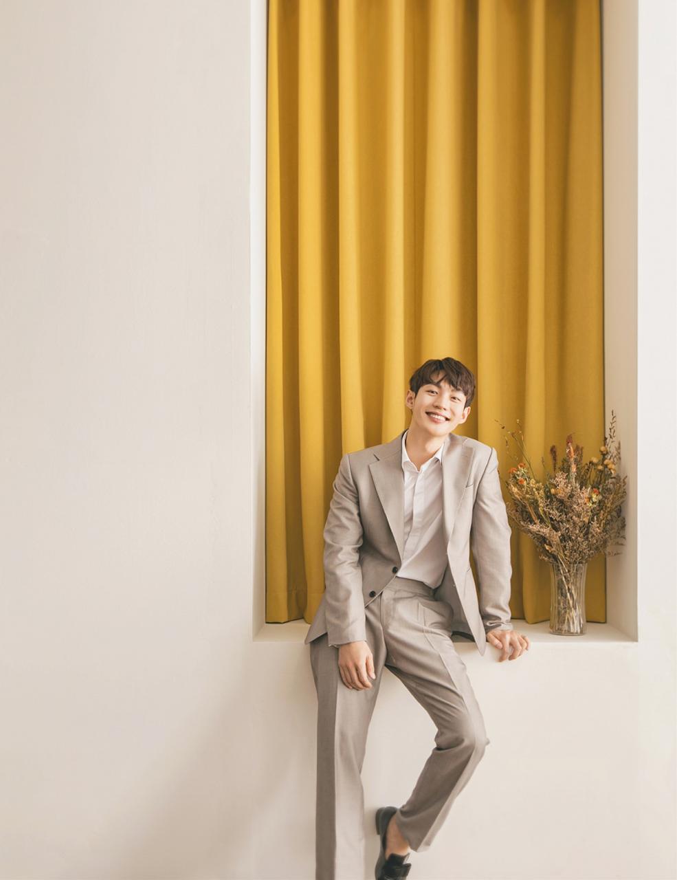 Ảnh chú rể đơn mỉm cười