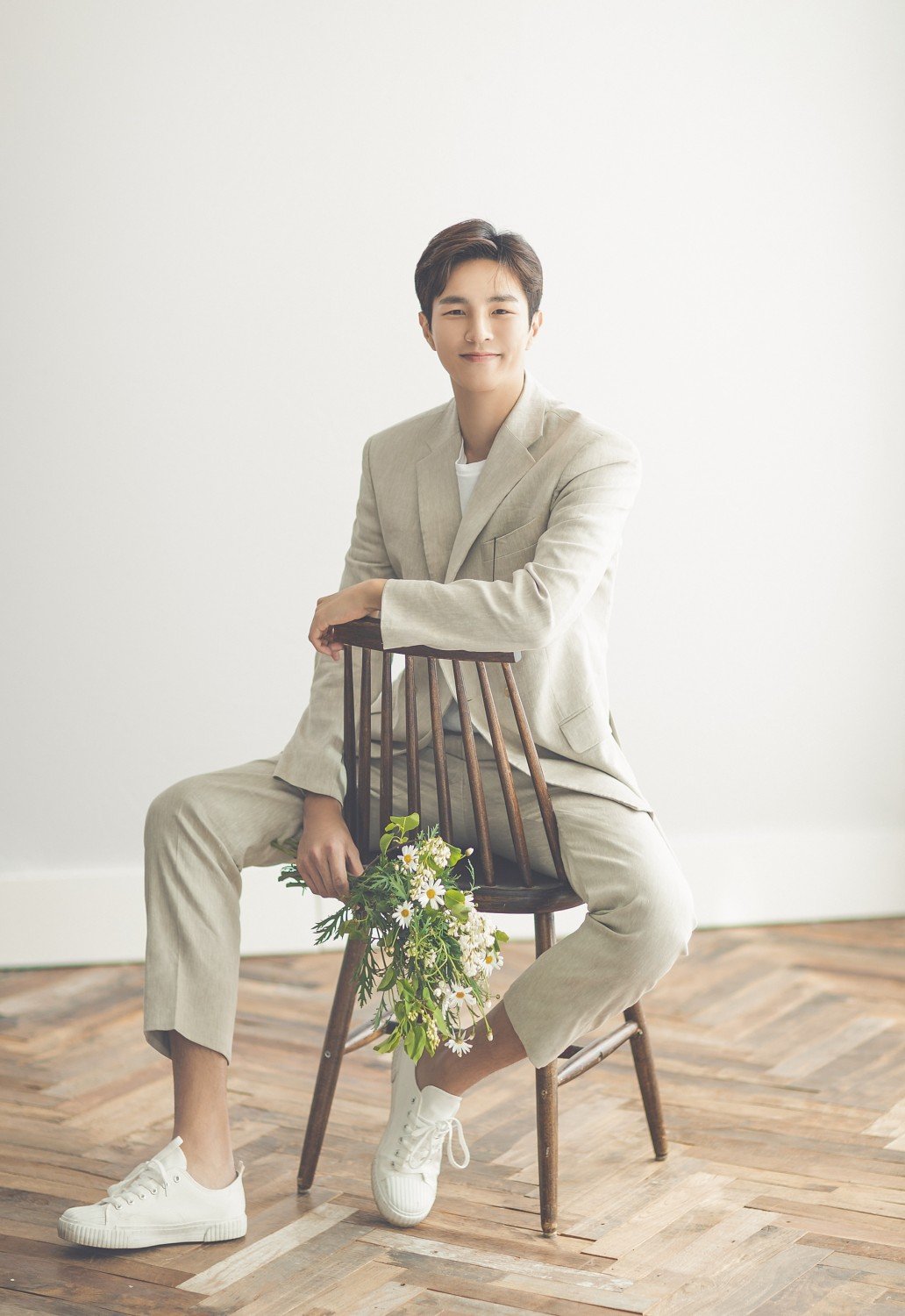 Ảnh chú rể đơn vui vẻ