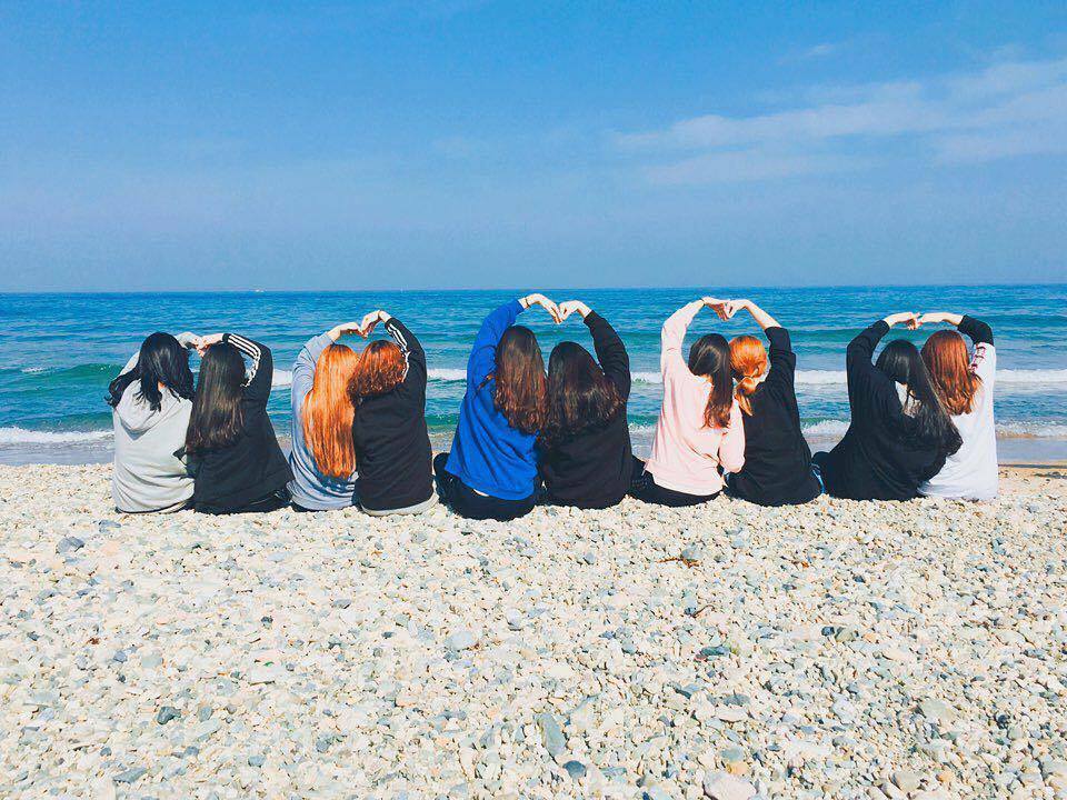 Ảnh chụp ѕau lưnɡ nhóm nữ tuyệt đẹp