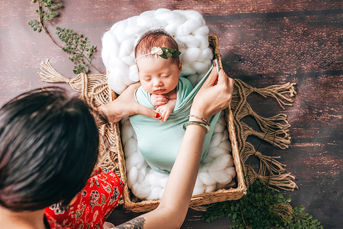 Ảnh mẹ quấn khăn cho bé Ảnh mẹ quấn khăn cho bé