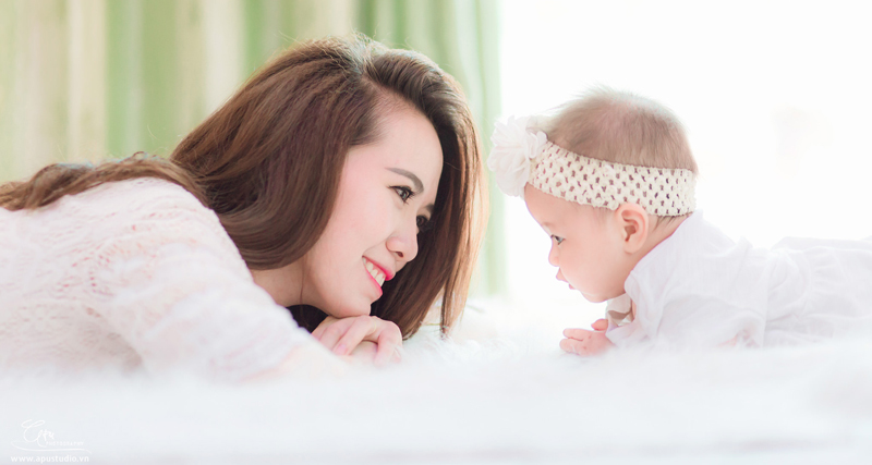 Ảnh mẹ và bé nhìn nhau Ảnh mẹ và bé nhìn nhau
