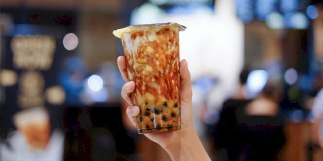 Ảnh tay cầm ly trà ѕữa tự chụp đẹp làm hình nền điện thoại, máy tính