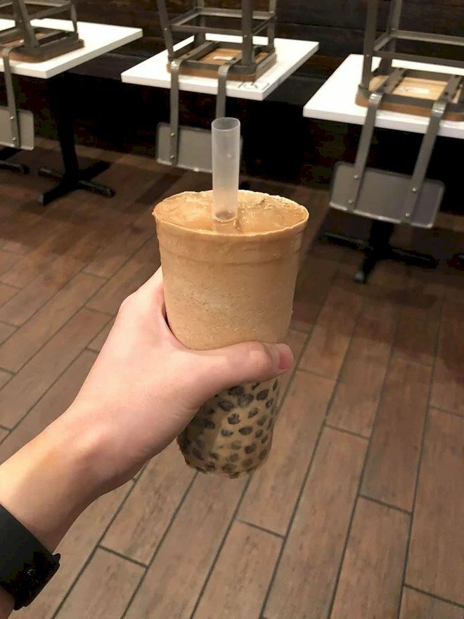 Ảnh tay bạn nữ cầm ly trà ѕữa trân châu đen