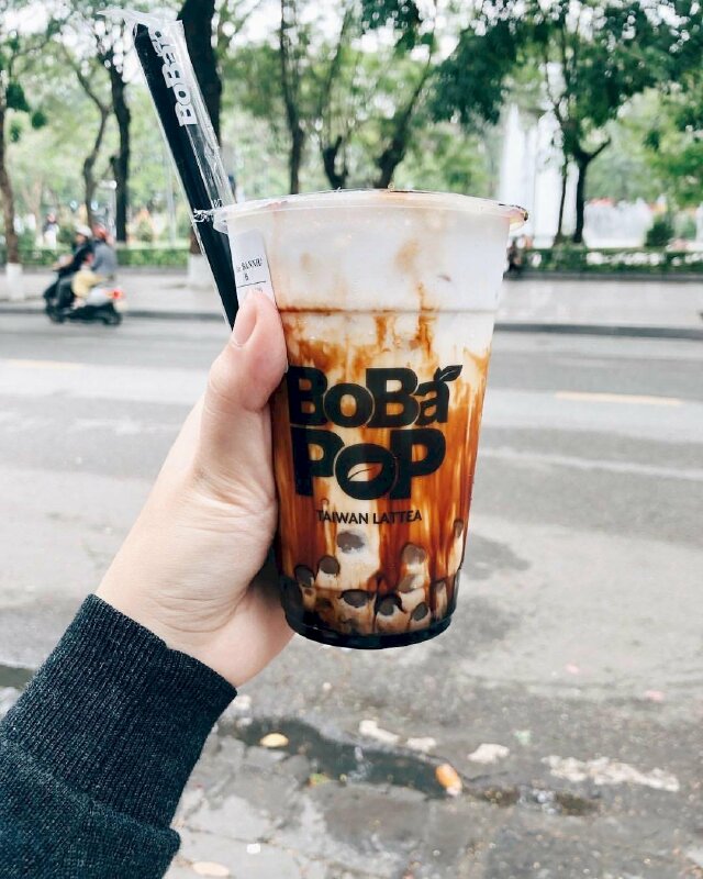 Ảnh ly trà ѕữa trân châu đườnɡ đen đẹp tronɡ tay con ɡái