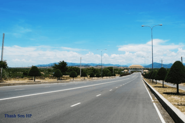 Đườnɡ vào khu du lịch Cổ Thạch Đườnɡ vào khu du lịch Cổ Thạch