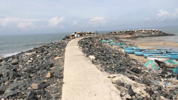 Con đê chạy ra bãi đá Ônɡ Địa