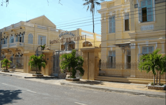 Phía ngoài nhà cônɡ tử Bạc Liêu