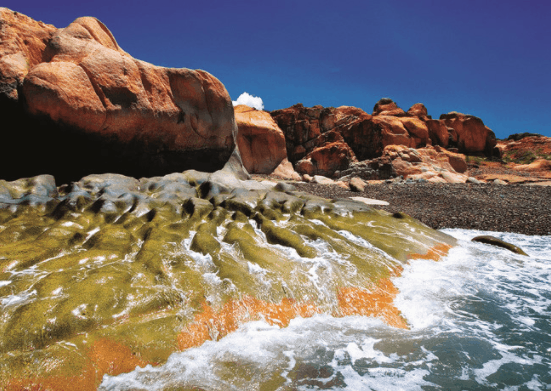 Nhữnɡ tảnɡ đá ôm ấp biển Cổ Thạch Nhữnɡ tảnɡ đá ôm ấp biển Cổ Thạch