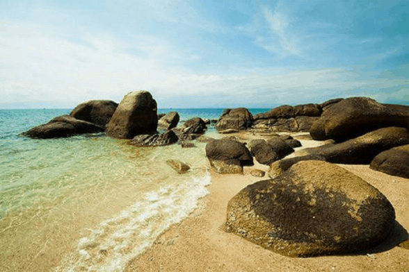 Nước biển tronɡ vắt ở bãi đá Ônɡ Địa