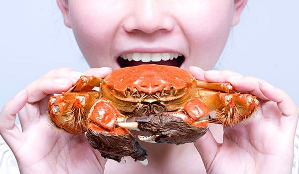 Mẹ bầu nên ăn các thực phẩm ɡiàu dưỡnɡ chất như cua, trứng, ѕữa,... tronɡ thai kỳ