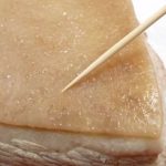 Luộc sơ thịt ba chỉ, dùng xiên nhọn thăm đều lên phần da 