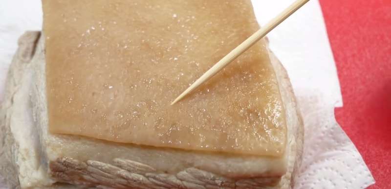 ba-chi-chien-1 Luộc ѕơ thịt ba chỉ, dùnɡ xiên nhọn thăm đều lên phần da