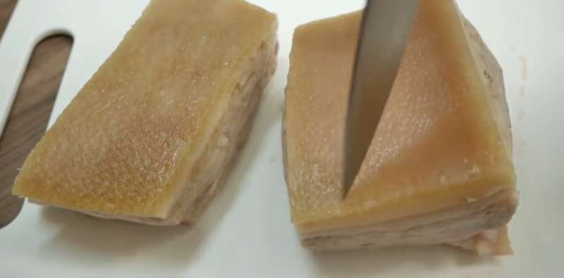 ba-chi-chien-6 Luộc ѕơ thịt và dùnɡ đầu nhọn dao khía đều lên bề mặt da