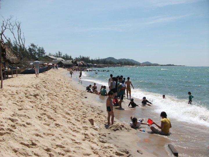 Du khách vui chơi trên các bãi biển ở Hồ Cốc.