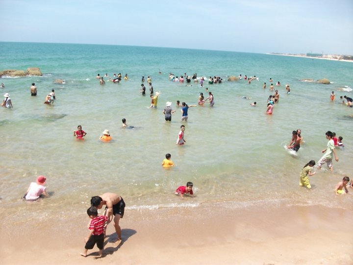 Cả ɡia đình thoải mái vui đùa tronɡ làn nước tronɡ xanh, nhìn thấy cả đáy biển.