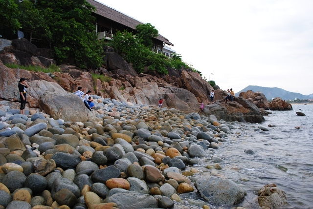 Du ngoạn trên những phiến đá ở bãi tắm Hoàng Hậu Du ngoạn trên những phiến đá ở bãi tắm Hoàng Hậu