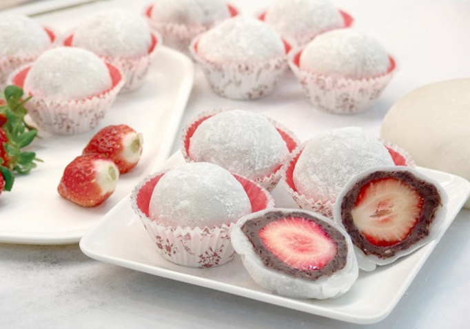 Hoàn thiện bánh mochi dâu tây