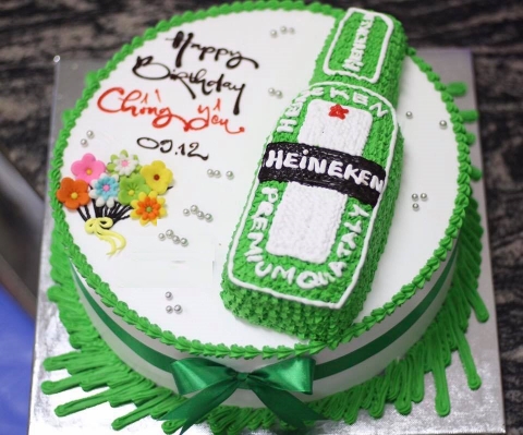banh kem hinh chai bia