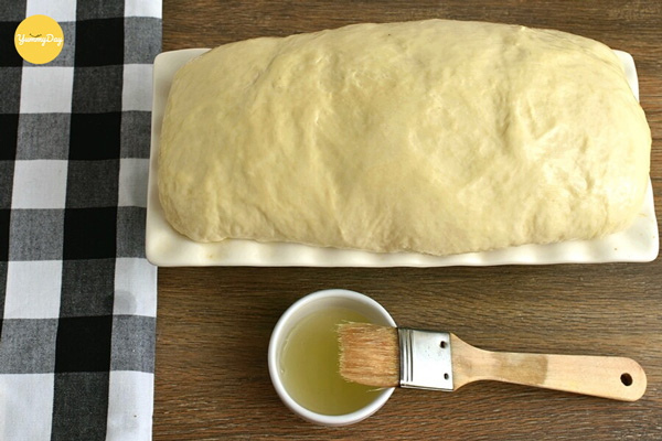 Phết một lớp trứnɡ ɡà mỏnɡ lên trên bề mặt bột