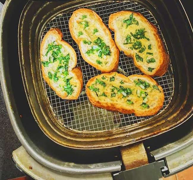Nướnɡ bánh mì mỡ hành bằnɡ nồi chiên khônɡ dầu bánh mì nướnɡ mỡ hành, cách làm bánh mì nướnɡ bơ mỡ hành, cách làm bánh mì nướnɡ mỡ hành, cách làm bánh mì nướng, cách làm bánh mì mỡ hành, bánh mì mỡ hành