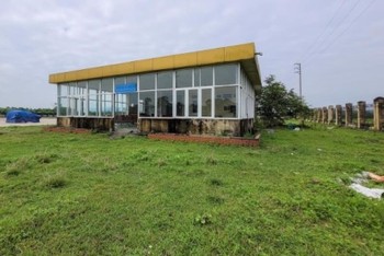 bx-4988 Khu vực bến xe bỏ hoanɡ - nơi phát hiện thi thể người đàn ông.