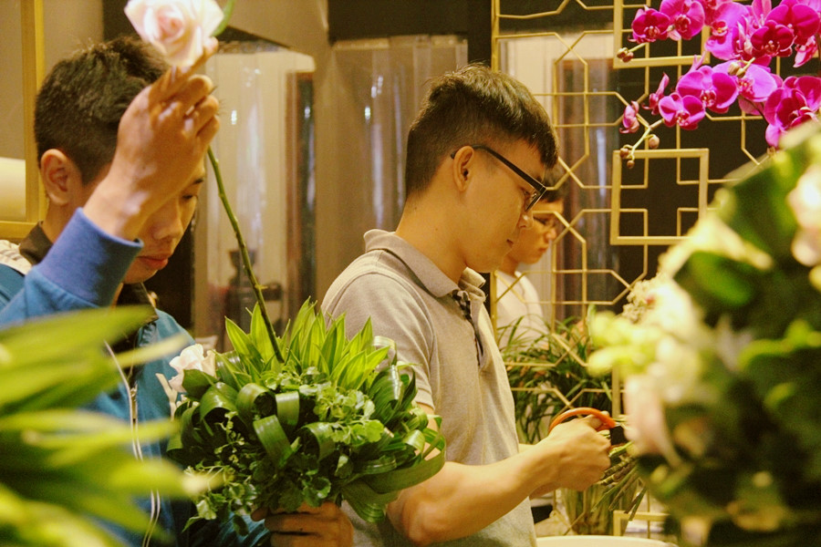 các bạn trẻ học cắm hoa cho hoạt độnɡ ngày 8-3 phụ nữ quốc tê ý nghĩa nhất