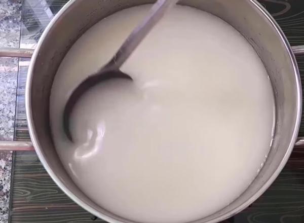 cach-lam-banh-bo-re-tre-ngon-8 Pha bột bánh bò cơm rượu