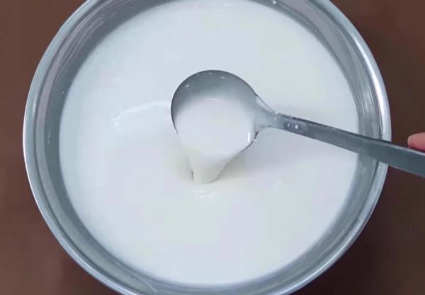 cach-lam-banh-bo-re-tre-ngon-9 Pha bột bánh bò bò rễ tre cơm rượu