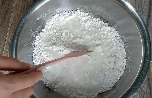 cach-lam-banh-bo-re-tre-nuong pha bột bánh bò rễ tre nướng