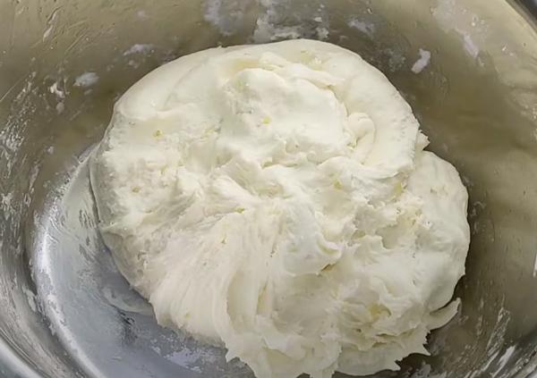 Nhồi bột bánh ít trần nhân tôm thịt