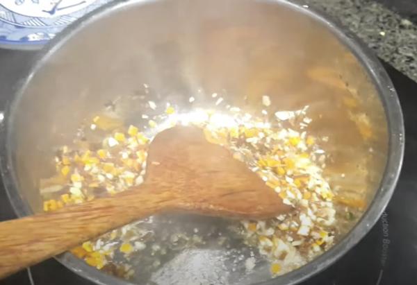 Xào nhân bánh ít trần chay