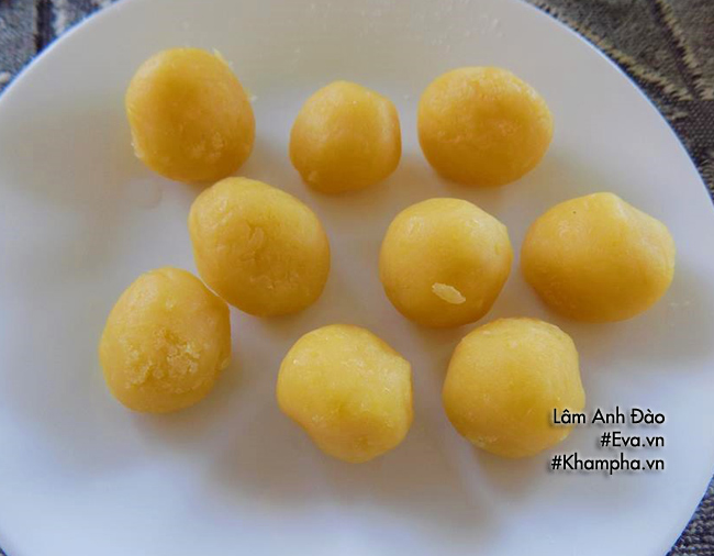 cach lam banh ran nhan dau xanh vo gion rat ngon banh cam ngao duong 6 1503447954 width650height506