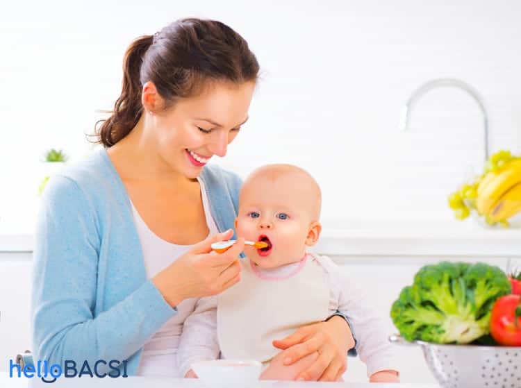 cho bé ăn cháo cua biển