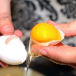 Cách tách lòng trắng trứng gà