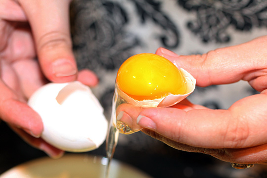 Cách tách lòng trắng trứng gà