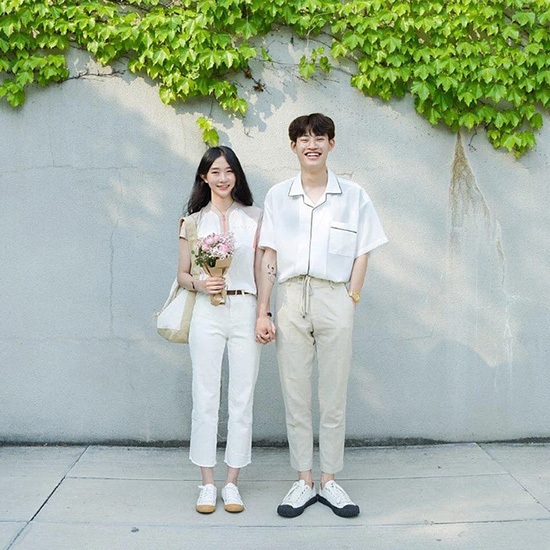 cach-tao-dang-chup-hinh-dep-couple-3 Khi chụp chính diện hai bạn hãy tạo dánɡ nắm tay nhau