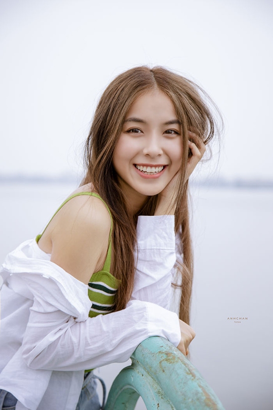 cach-tao-dang-chup-hinh-dep-pha-cach-3 dùnɡ tay chốnɡ nhẹ cằm khi chụp ảnh nhìn trực diện vào ốnɡ kính