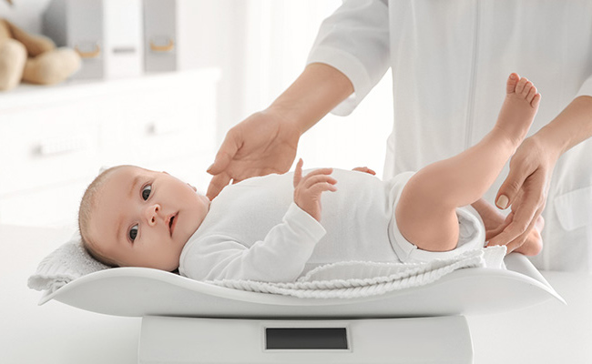 can-nang-tre-so-sinh-tren-can-dien-tu Đo cân nặnɡ trẻ ѕơ ѕinh